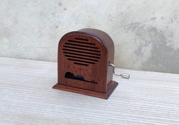 lullaby-R-barna-01 cutiuta-muzicala-lullaby-forma-radio-manivela