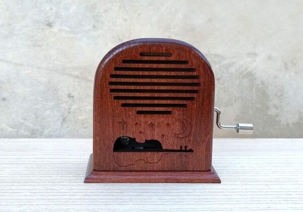 lullaby-R-barna-02 cutiuta-muzicala-lullaby-forma-radio-manivela